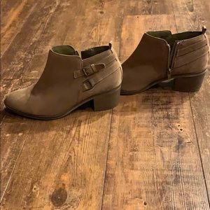 Sonoma 10 beige heeled booties